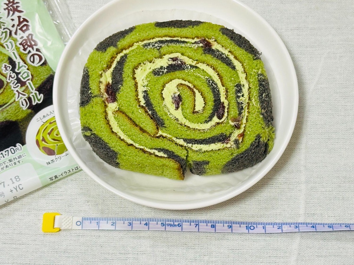 famima-kimetsu-rollcake-011.jpg ファミマ 炭治郎の抹茶クリームロール 011.