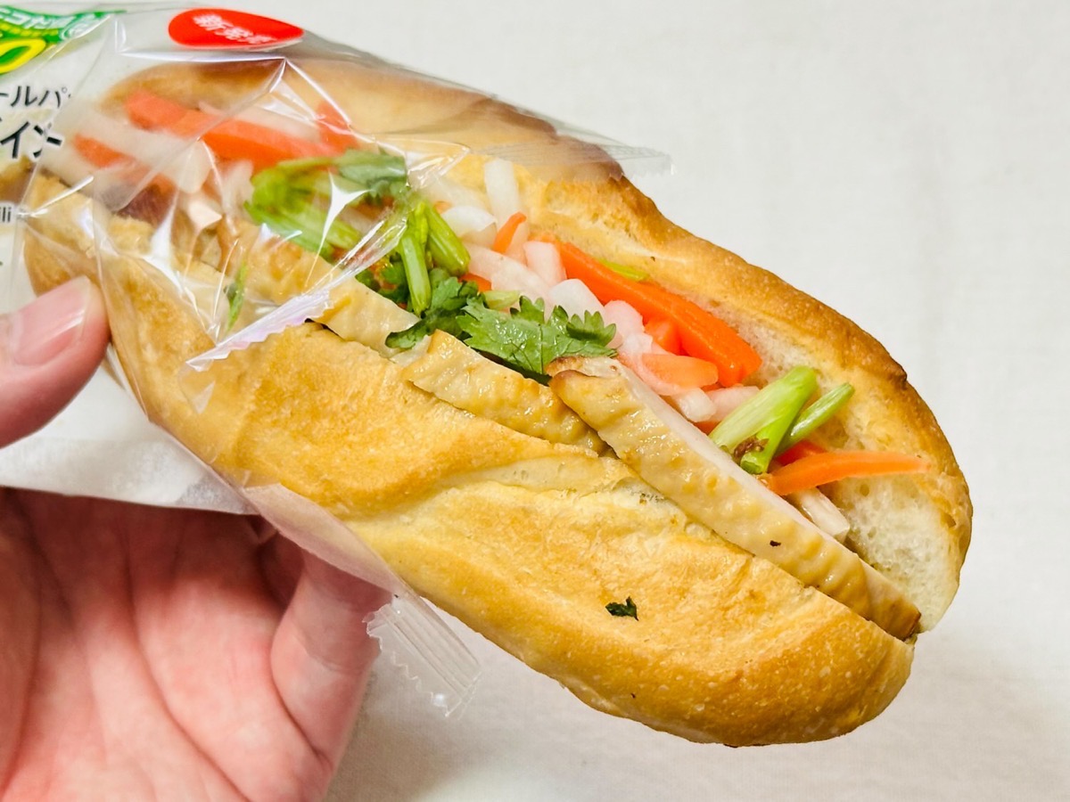 セブンイレブン ローストチキンと野菜のバインミー 009.