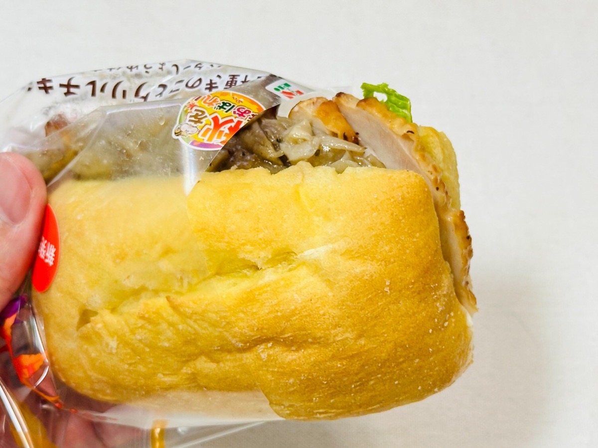 セブンイレブン チャバタ 2種きのことグリルチキン 005.