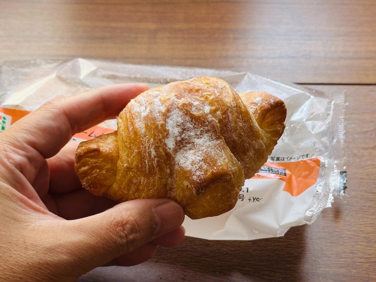 ホイップクリームが入ったクロワッサン 005.