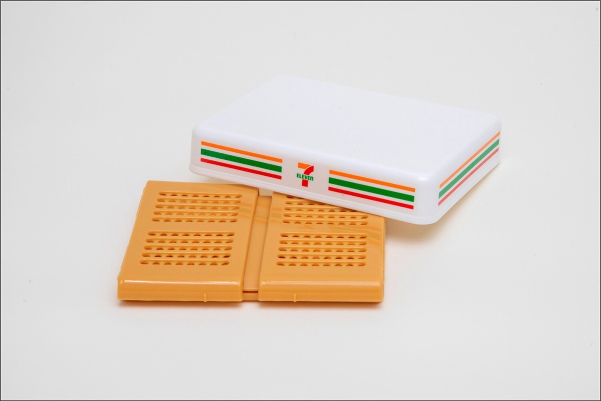 711 lunchbox book 002.