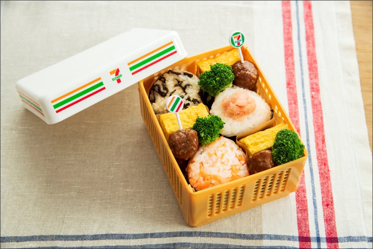 711 lunchbox book 008.