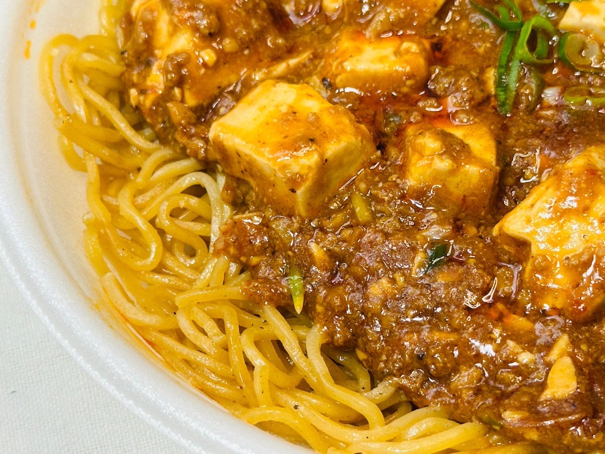 セブンイレブン シビれる辛さの麻婆豆腐焼そば 023.