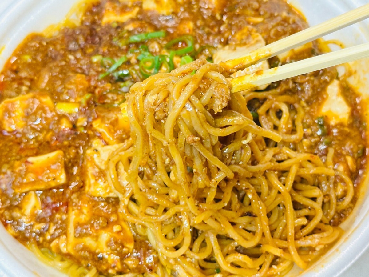 セブンイレブン シビれる辛さの麻婆豆腐焼そば 032.