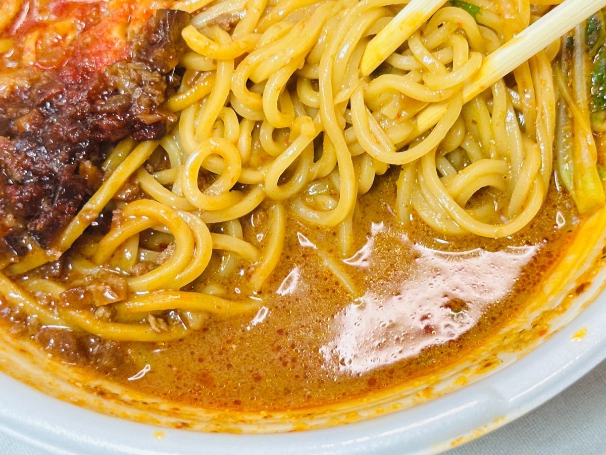 セブンイレブン 唐辛子にまみれる鬼辛担々麺 021.