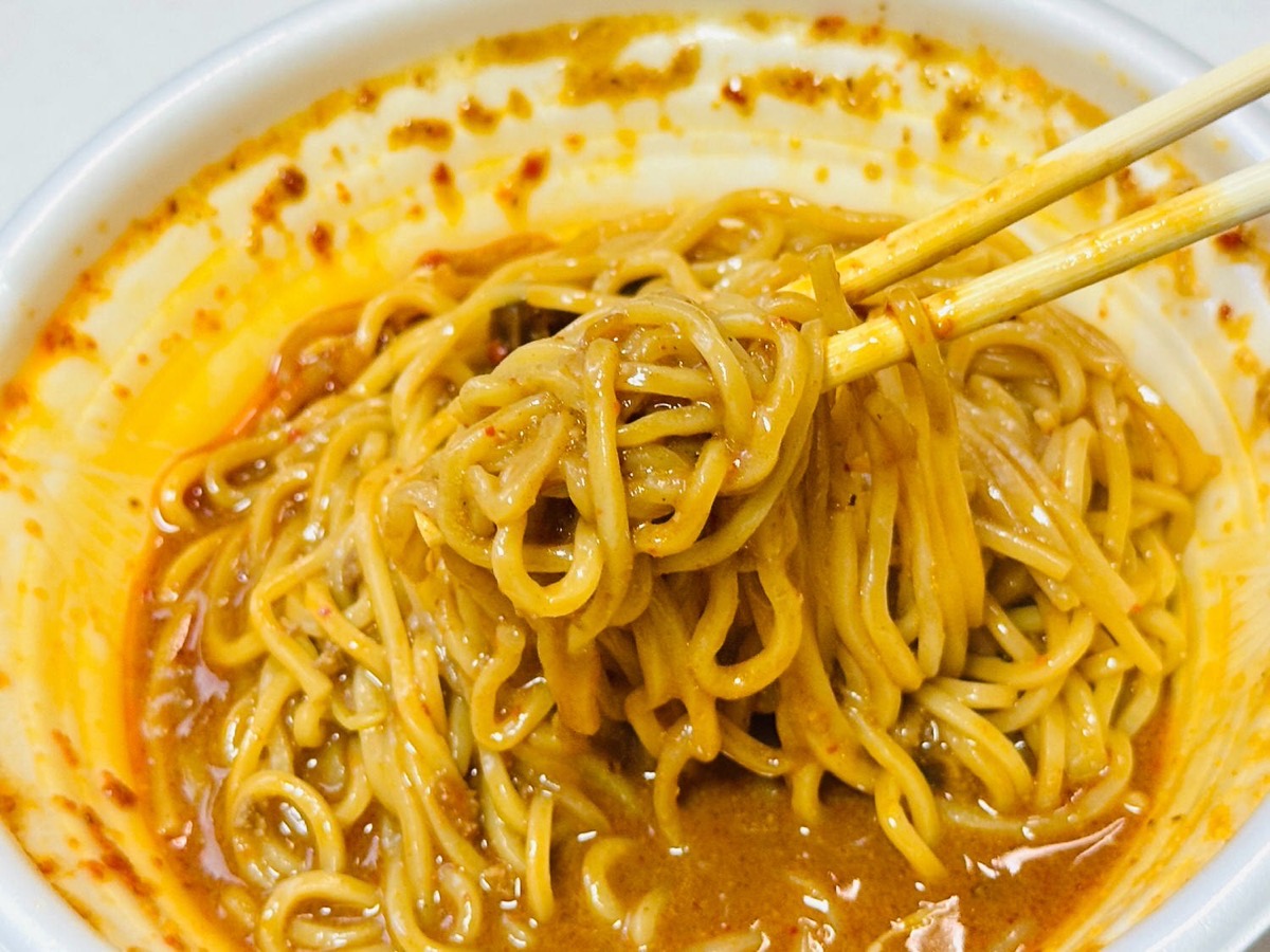 セブンイレブン 唐辛子にまみれる鬼辛担々麺 024.
