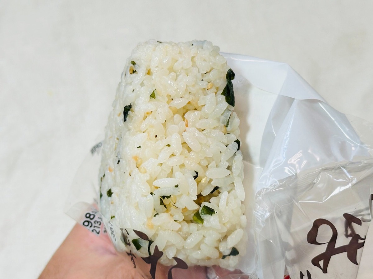 セブンイレブン おおきなおむすび しゃけわかめ 009.