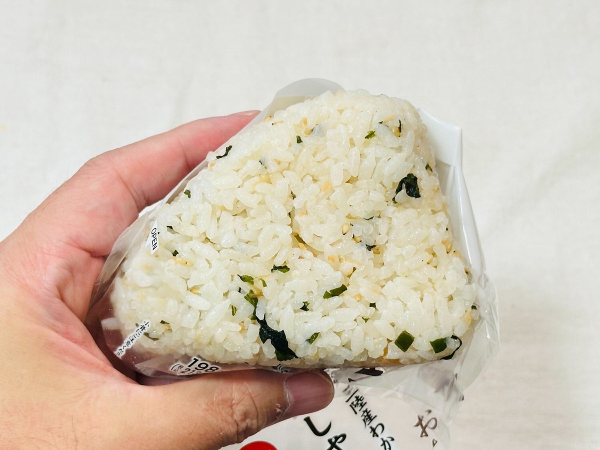 セブンイレブン おおきなおむすび しゃけわかめ 011.