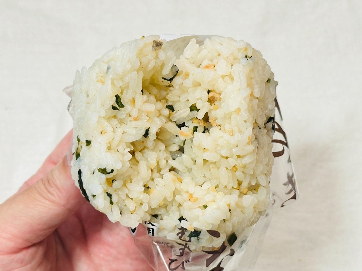 セブンイレブン おおきなおむすび しゃけわかめ 013.