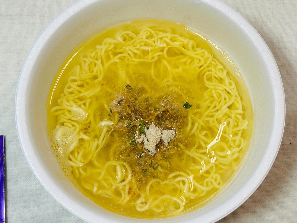 ファミマ ふくちゃんラーメン監修 豚骨ラーメン 009.