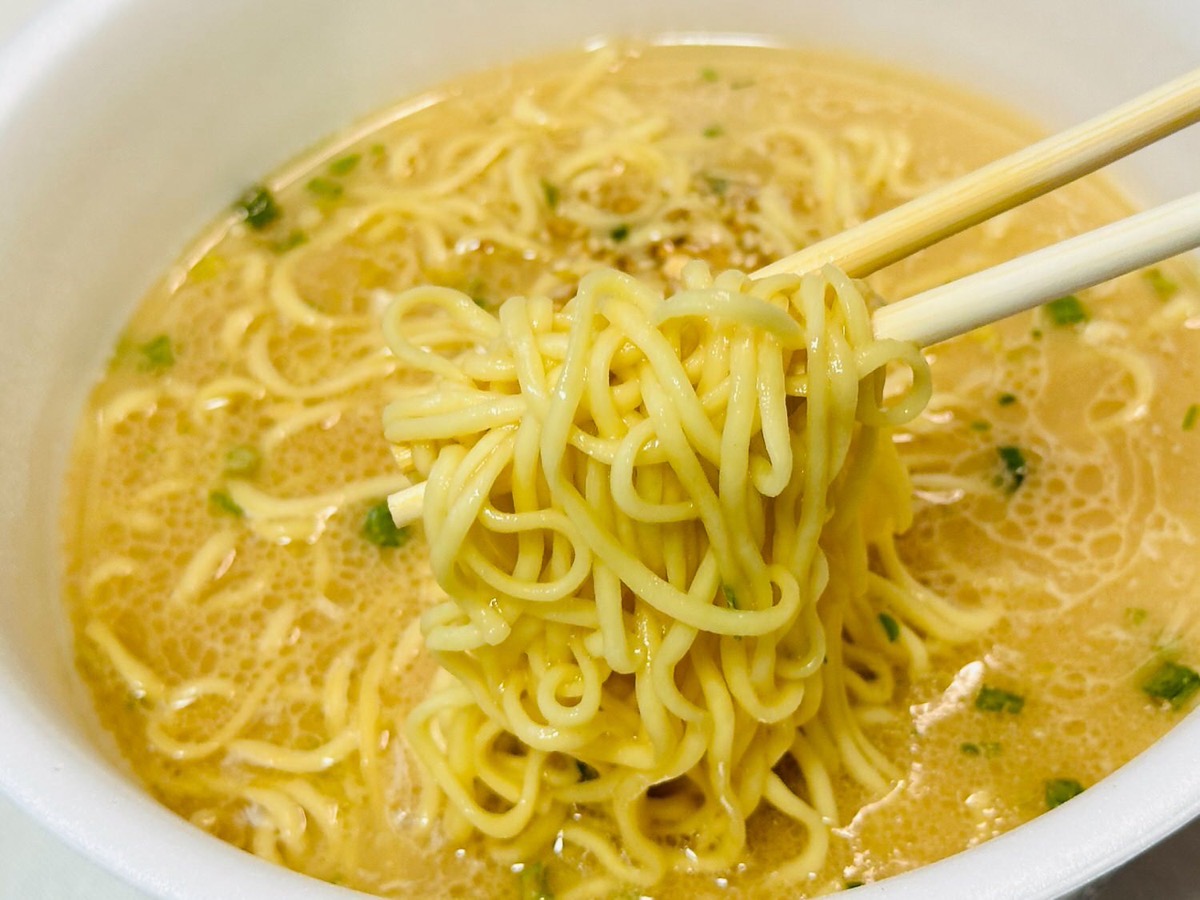 ファミマ ふくちゃんラーメン監修 豚骨ラーメン 018.