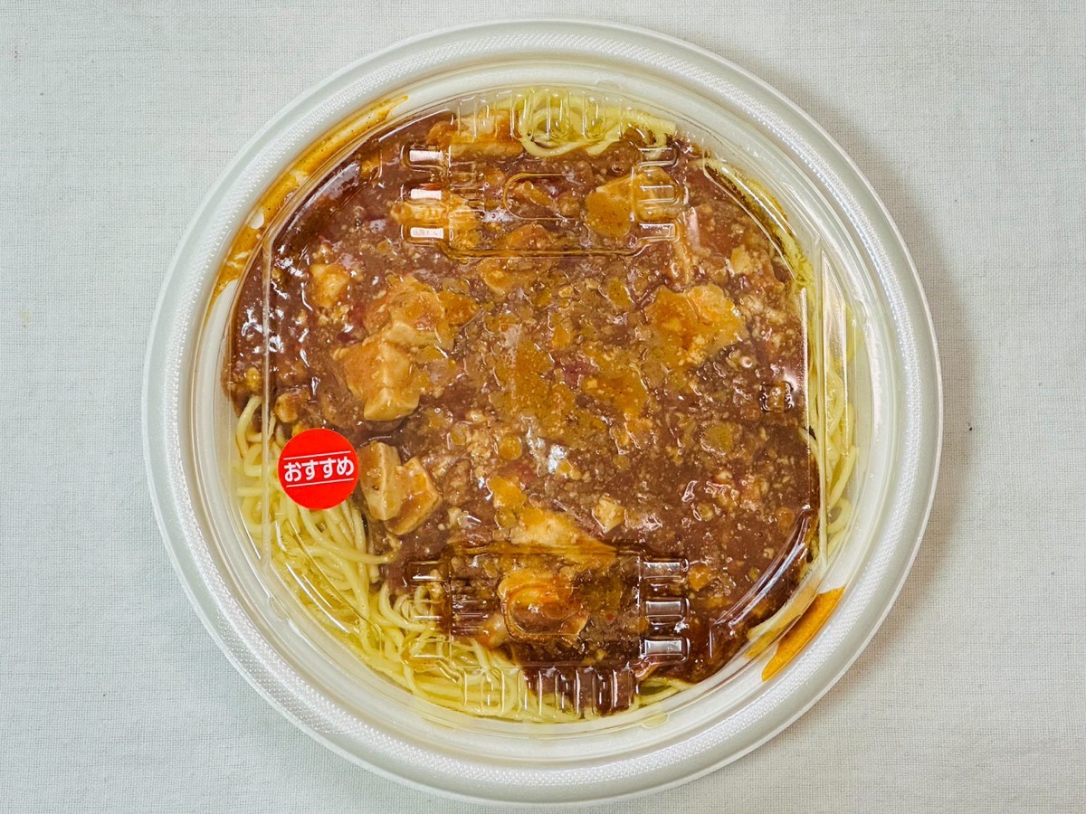 ファミリーマート 隠し味にラー油をかけて 四川風麻婆焼そば 009.