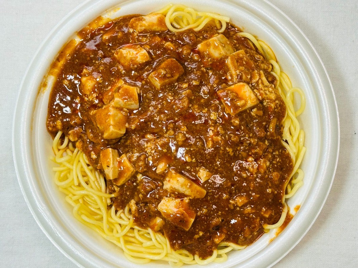 ファミリーマート 隠し味にラー油をかけて 四川風麻婆焼そば 011.
