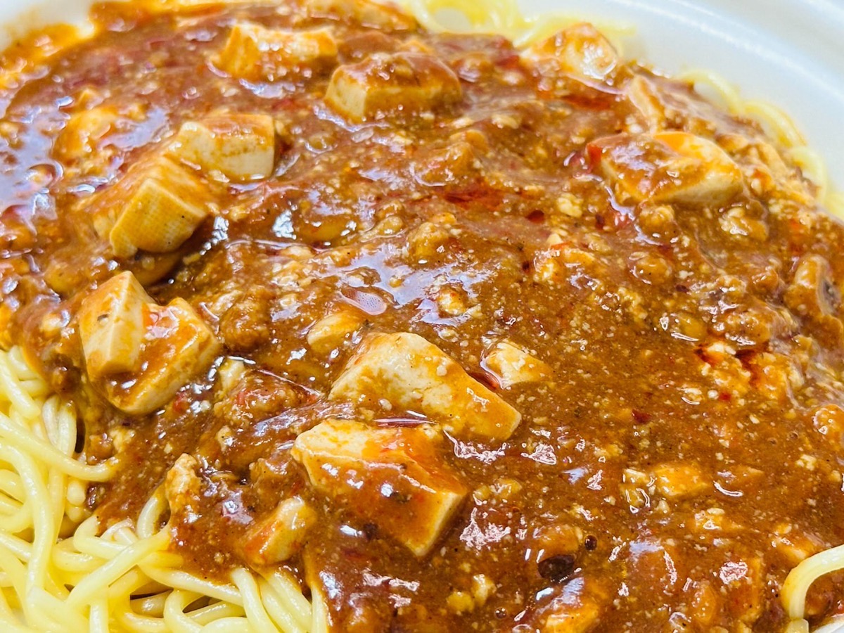ファミリーマート 隠し味にラー油をかけて 四川風麻婆焼そば 014.