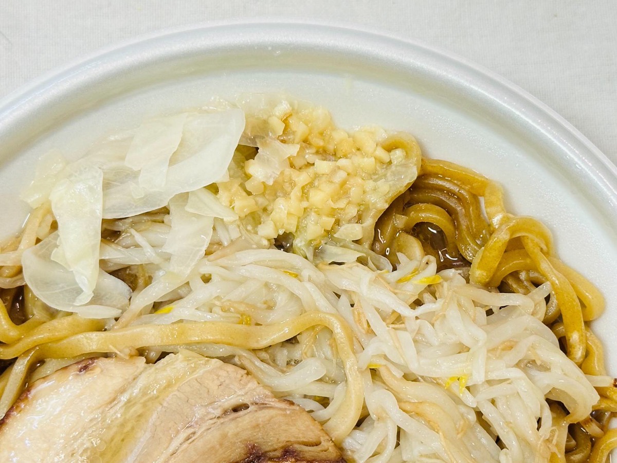 ローソン 満腹濃厚豚ラーメン 016.