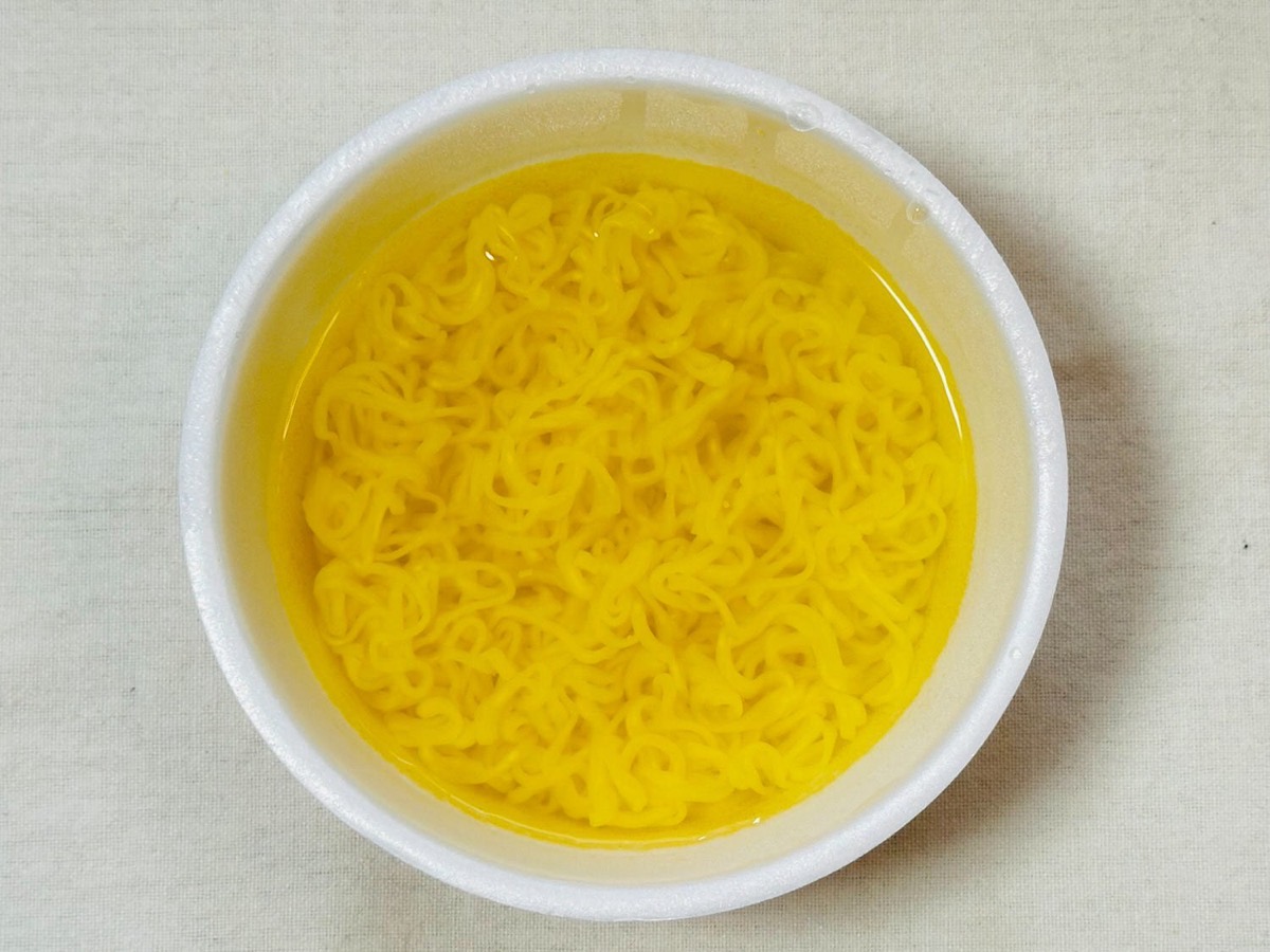 ローソン スープ激うま！札幌味噌ラーメン 013.