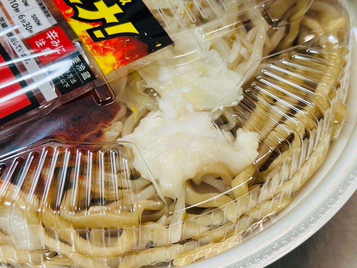 ローソン 旨辛！満腹濃厚豚ラーメン 005.