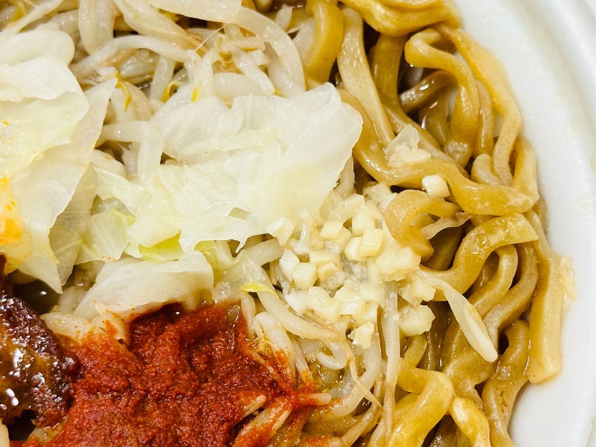 ローソン 旨辛！満腹濃厚豚ラーメン 013.