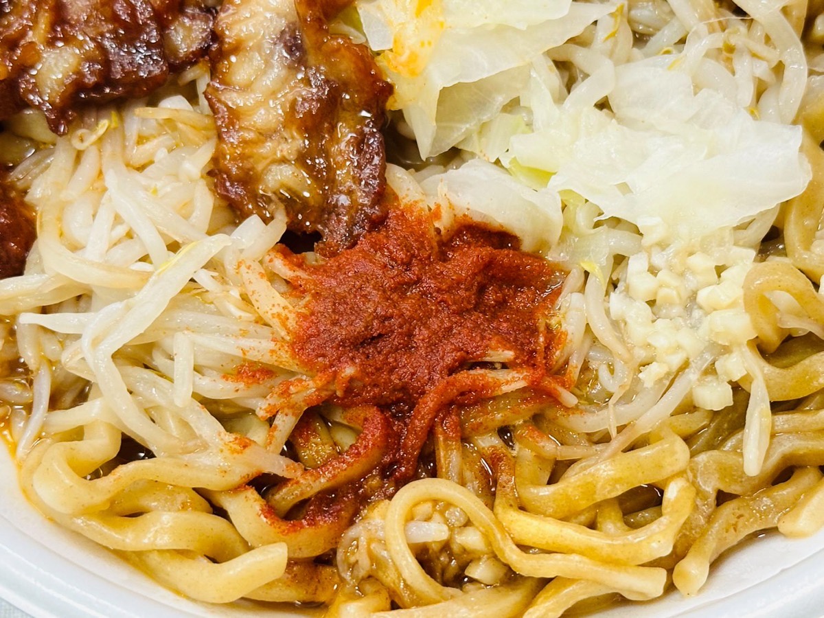 ローソン 旨辛！満腹濃厚豚ラーメン 014.
