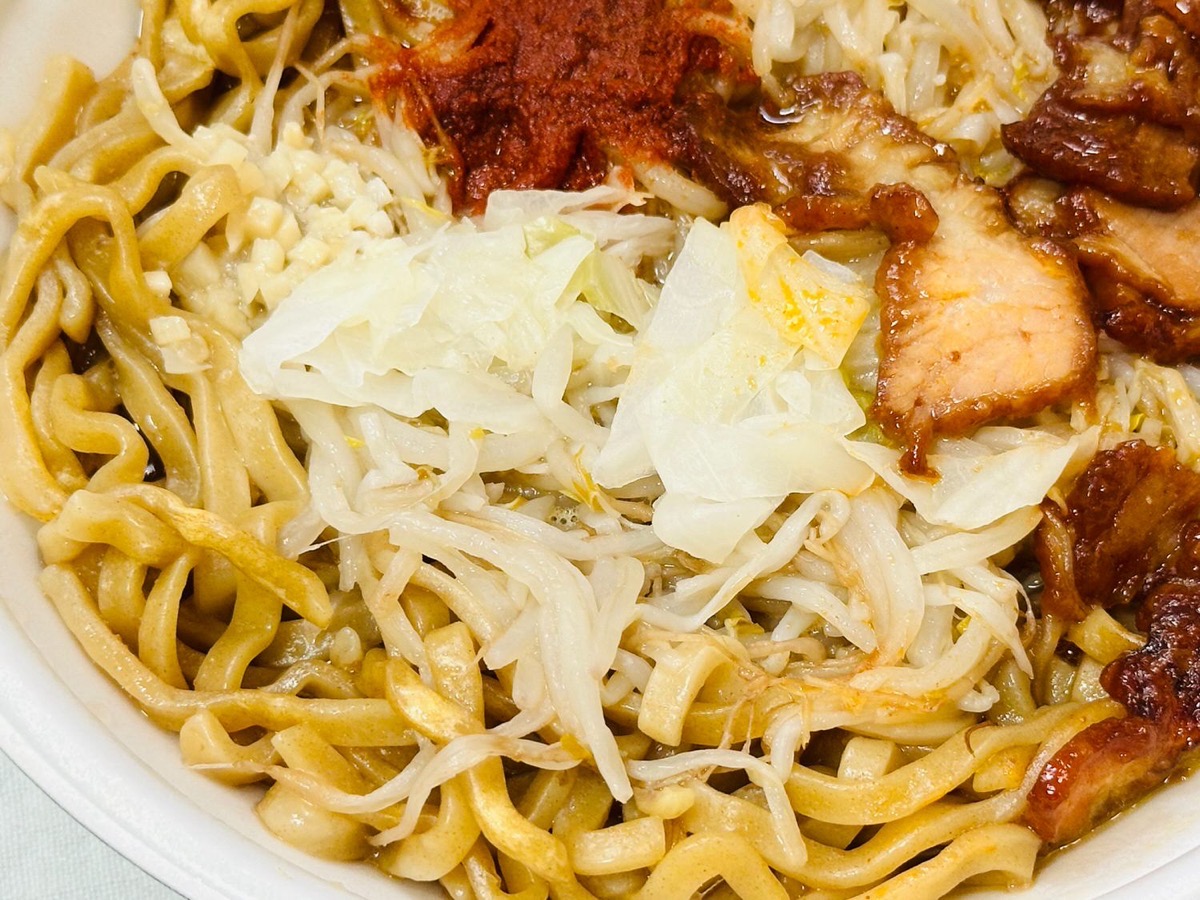 ローソン 旨辛！満腹濃厚豚ラーメン 015.