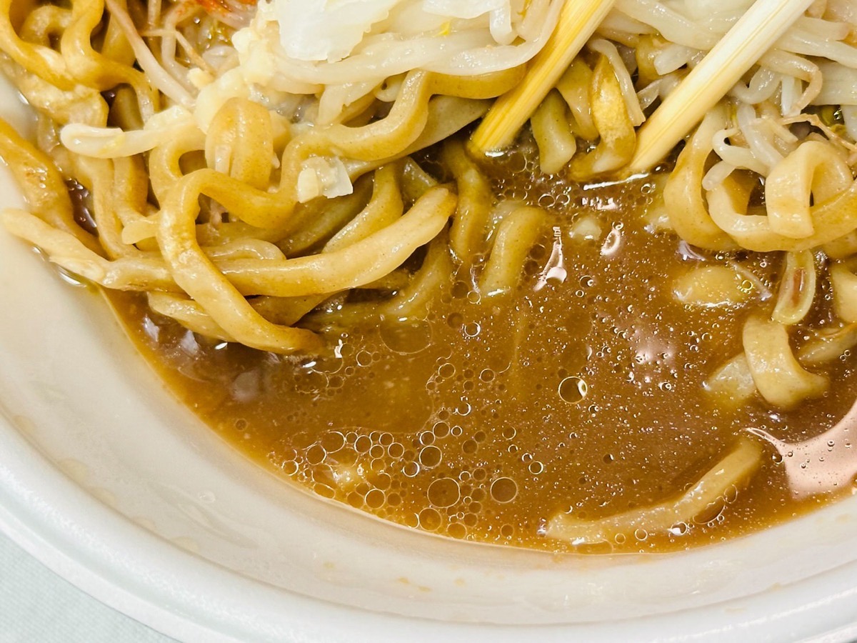 ローソン 旨辛！満腹濃厚豚ラーメン 016.