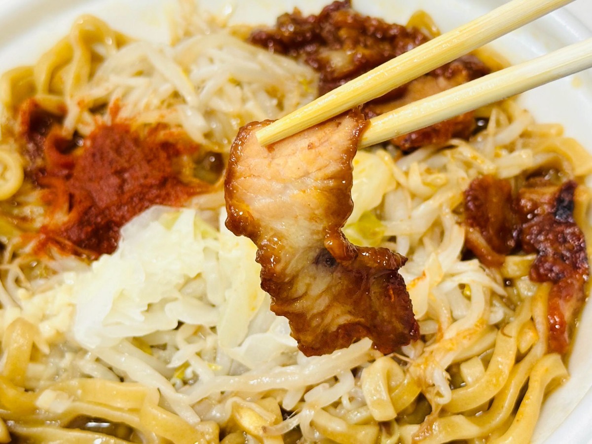 ローソン 旨辛！満腹濃厚豚ラーメン 019.