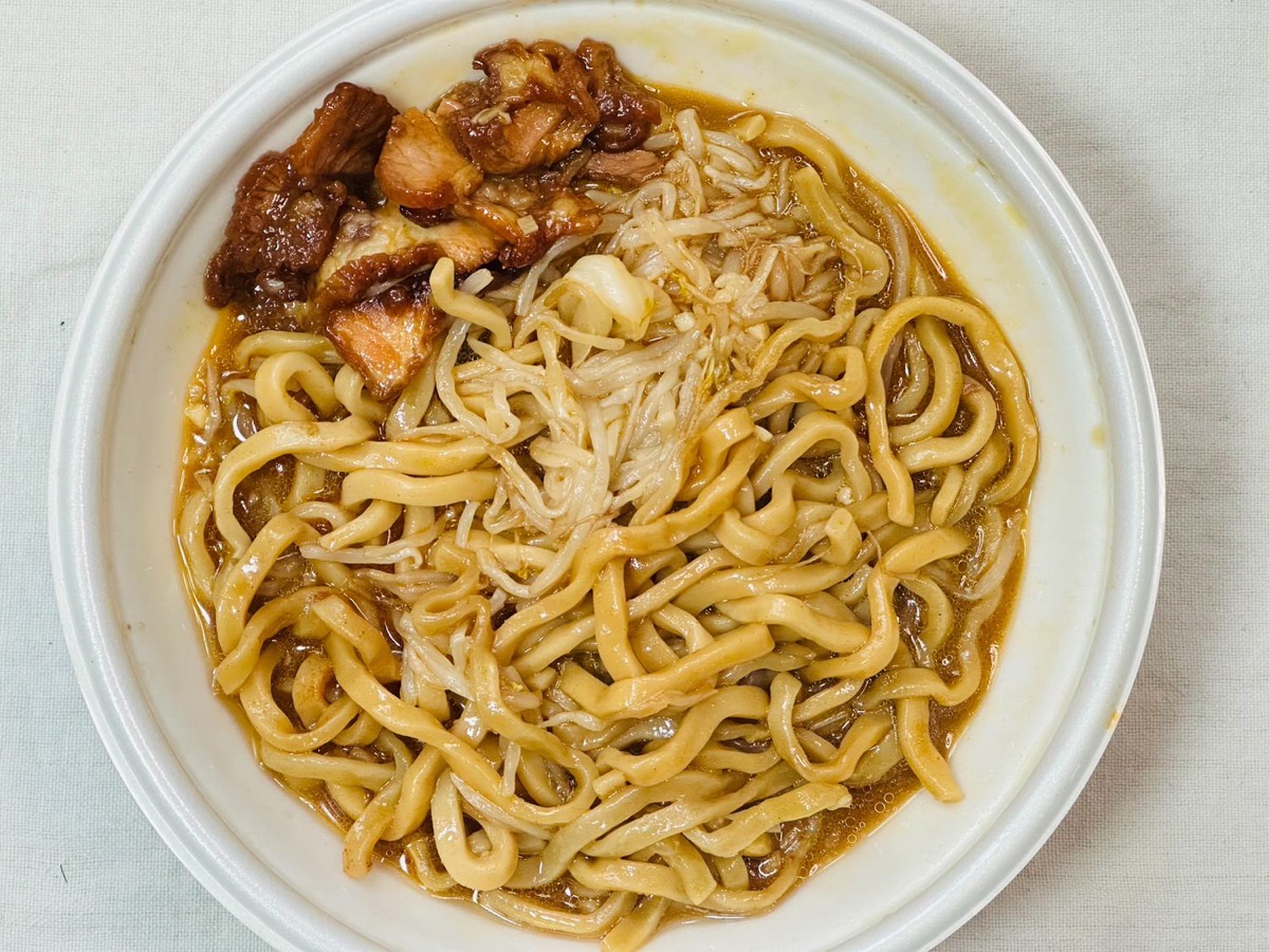 ローソン 旨辛！満腹濃厚豚ラーメン 025.
