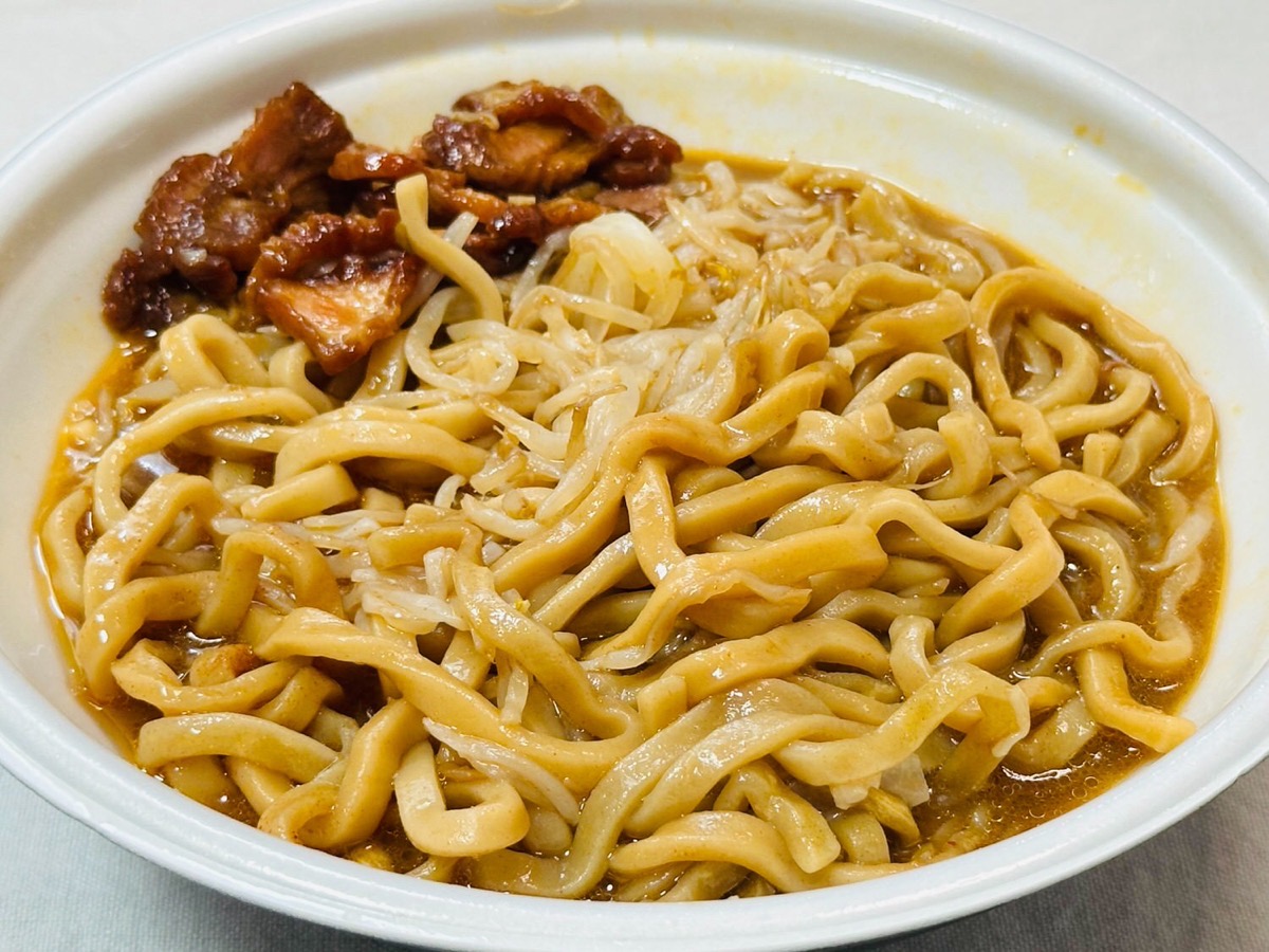 ローソン 旨辛！満腹濃厚豚ラーメン 028.