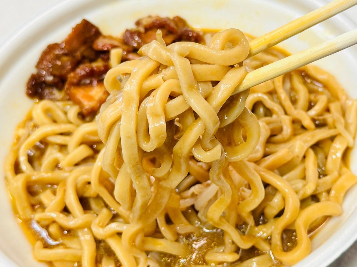 ローソン 旨辛！満腹濃厚豚ラーメン 035.