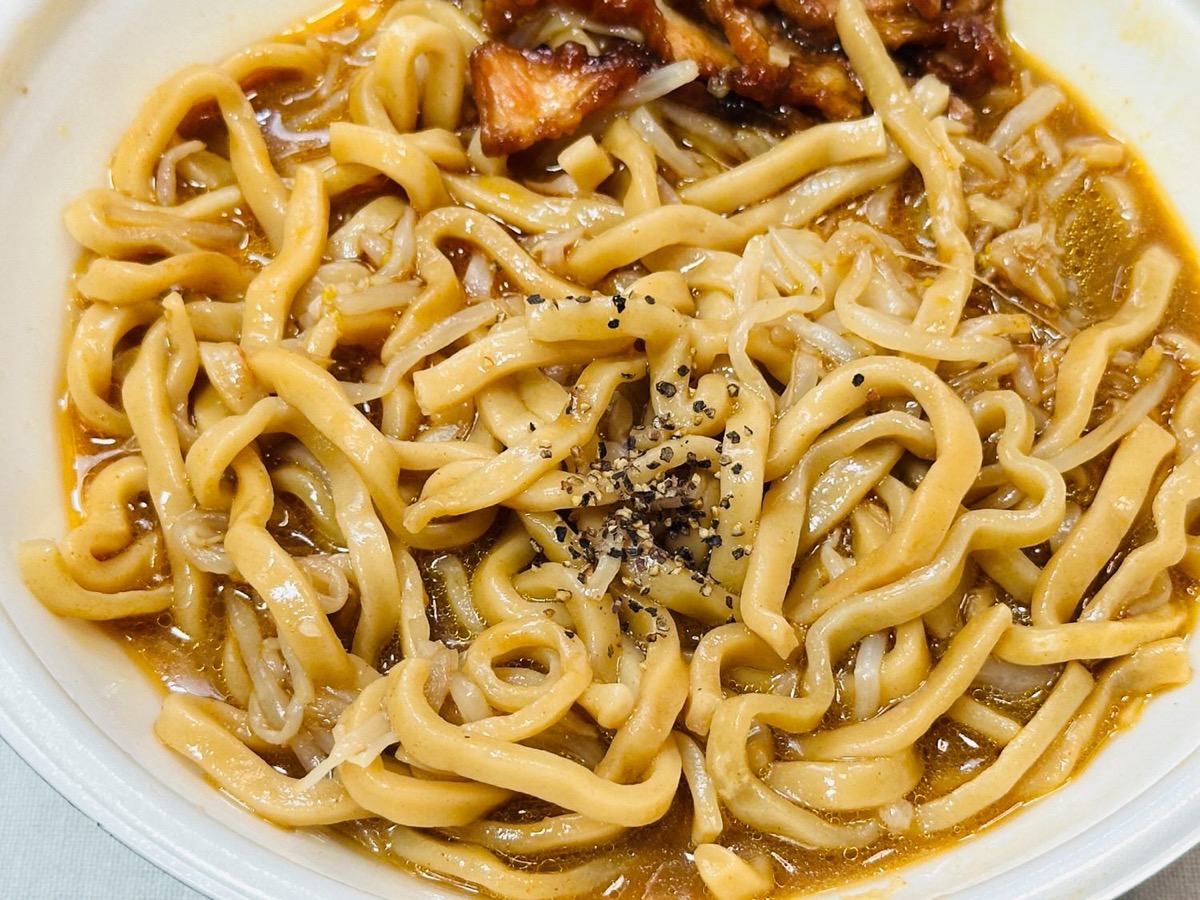 ローソン 旨辛！満腹濃厚豚ラーメン 036.