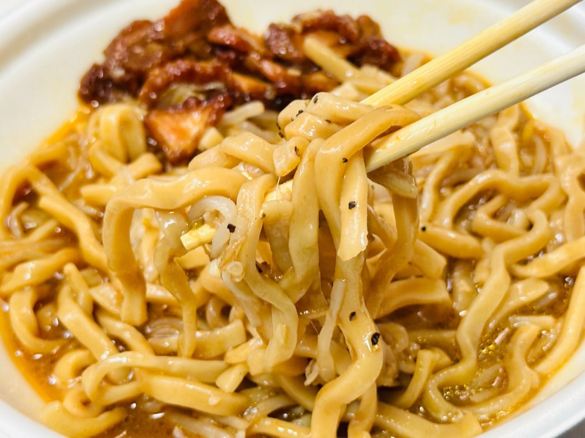ローソン 旨辛！満腹濃厚豚ラーメン 039.