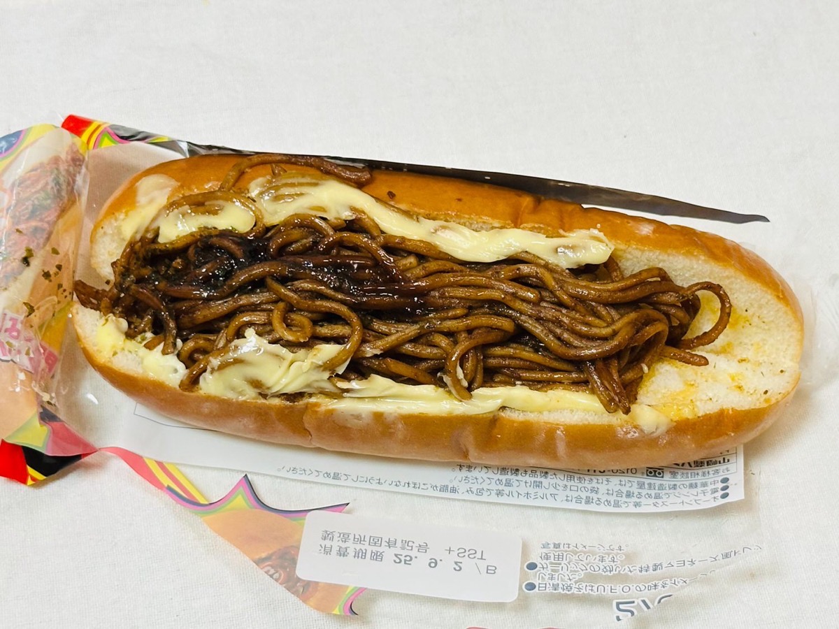 ufo-yakisobapan-008.jpg ファミマ U.F.O.ぶっ濃い濃厚大盛焼そばパン 008.