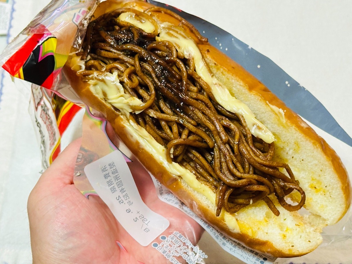 ufo-yakisobapan-010.jpg ファミマ U.F.O.ぶっ濃い濃厚大盛焼そばパン 010.