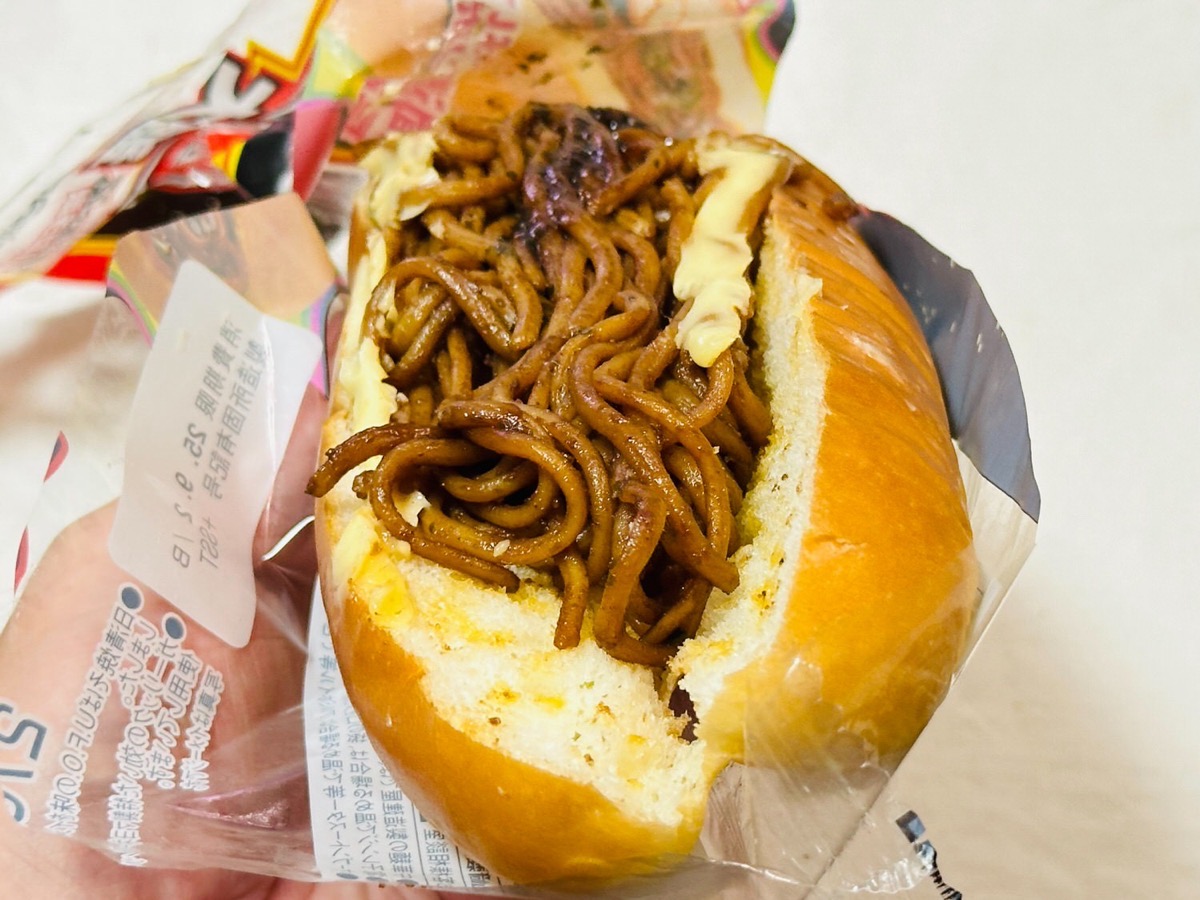 ufo-yakisobapan-011.jpg ファミマ U.F.O.ぶっ濃い濃厚大盛焼そばパン 011.