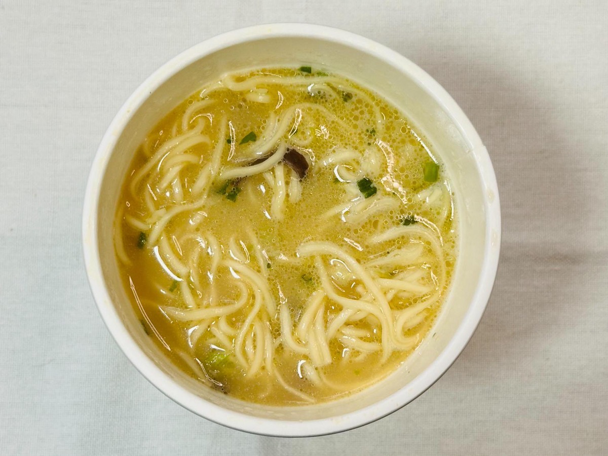 711-ippudo-shiromaru-017.jpg セブンイレブン 一風堂 白丸元味 017.