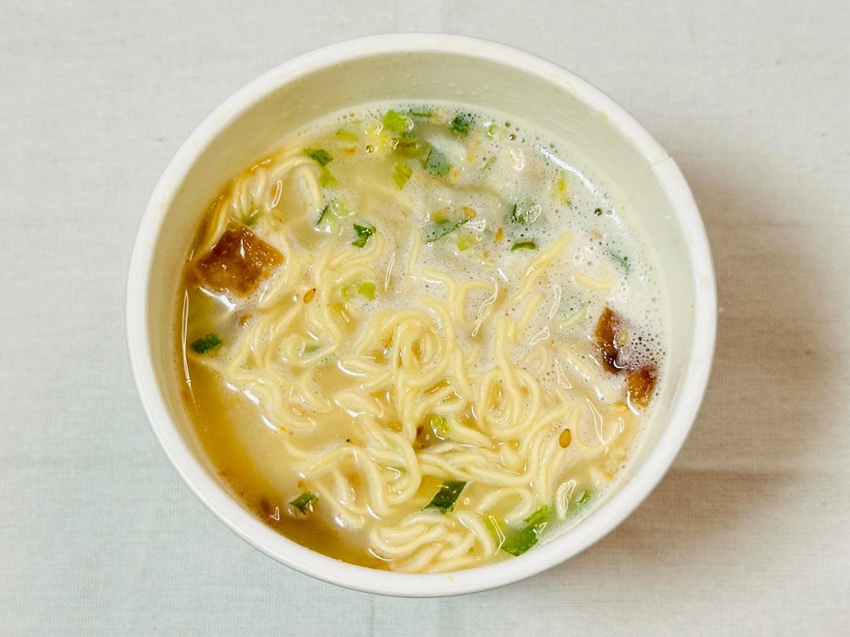711-mayu-tonkotsu-012.jpg セブンイレブン 黒マー油豚骨ラーメン 012.