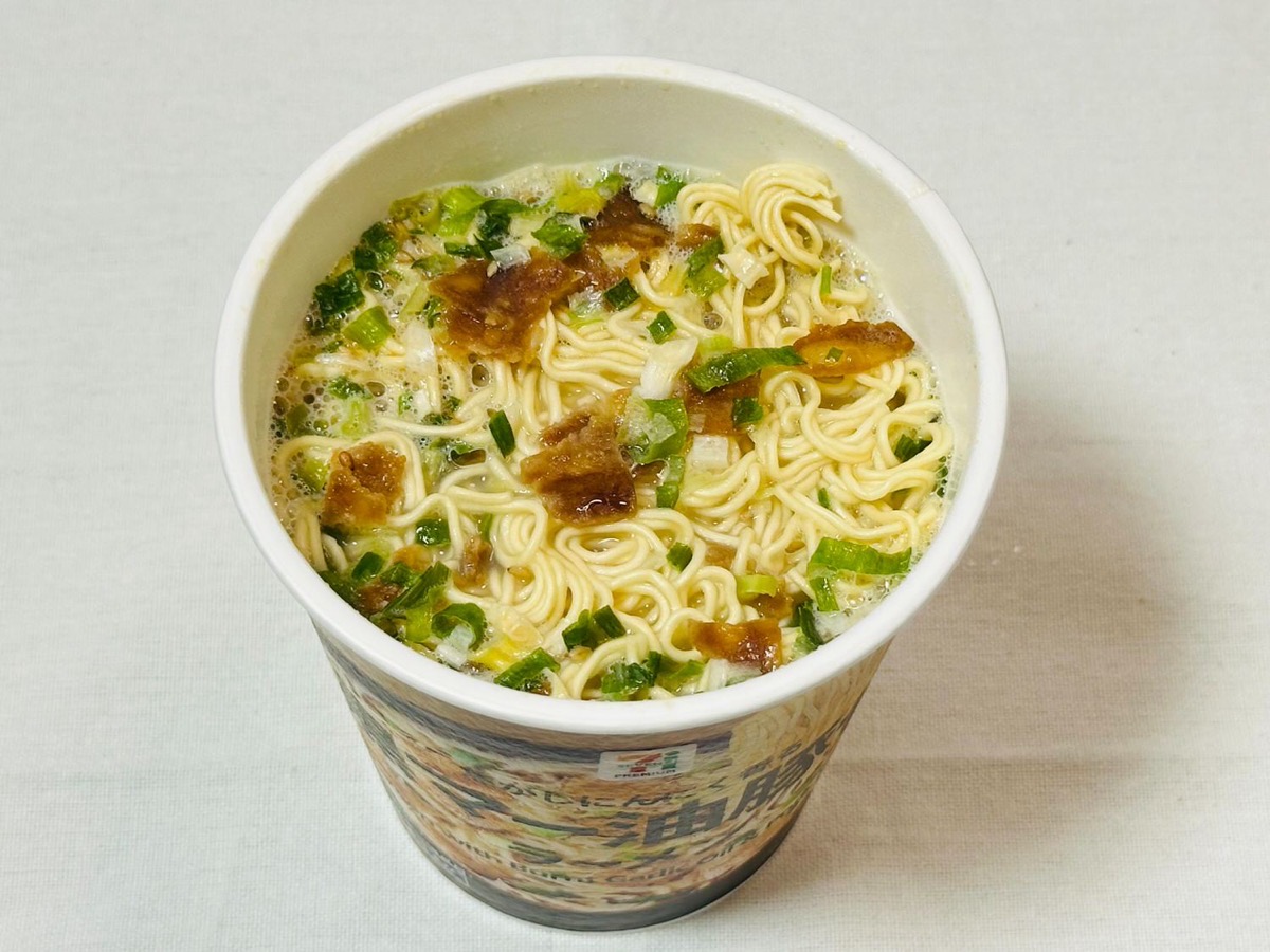 711-mayu-tonkotsu-013.jpg セブンイレブン 黒マー油豚骨ラーメン 013.