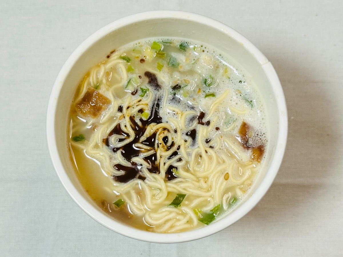 711-mayu-tonkotsu-016.jpg セブンイレブン 黒マー油豚骨ラーメン 016.