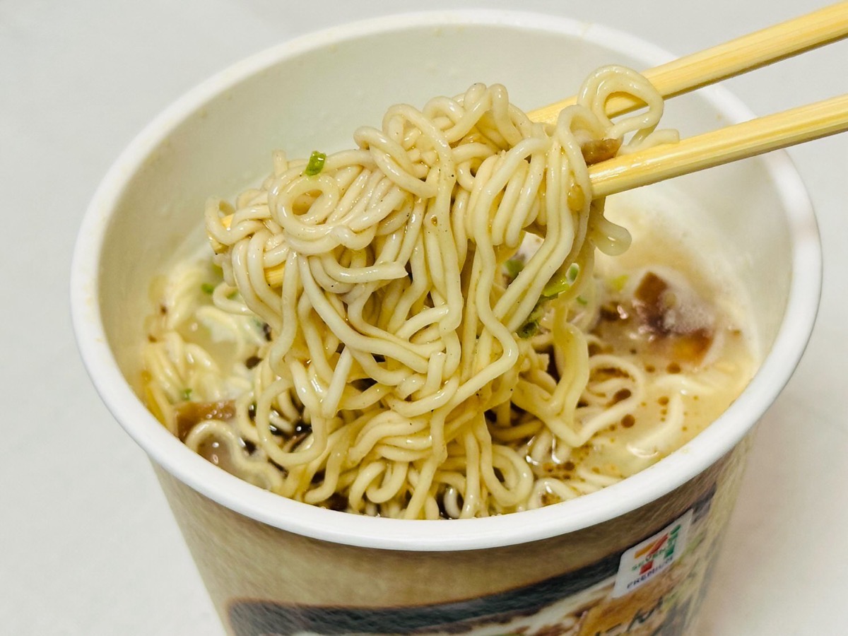 711-mayu-tonkotsu-019.jpg セブンイレブン 黒マー油豚骨ラーメン 019.