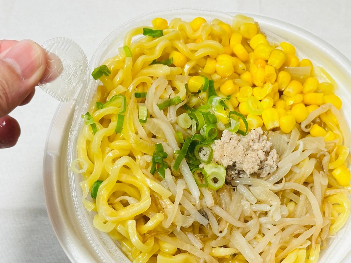 セブンイレブン 熟成ちぢれ麺 濃厚味噌バターコーンラーメン 018.