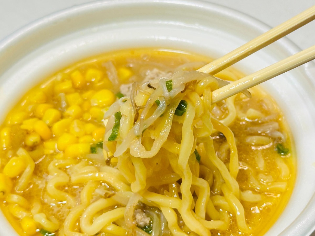 セブンイレブン 熟成ちぢれ麺 濃厚味噌バターコーンラーメン 031.