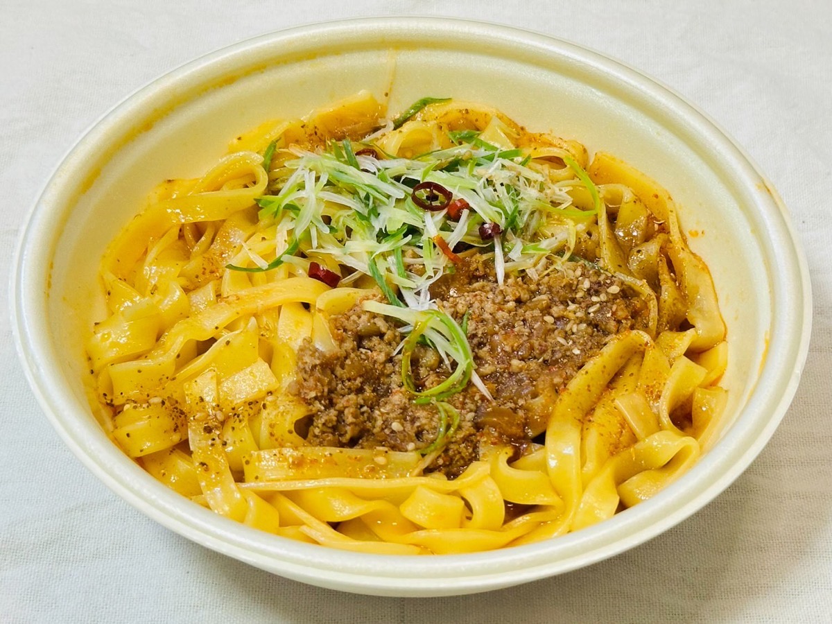 セブンイレブン 炎の汁なし麻辣麺 平打ち麺仕立て 018.