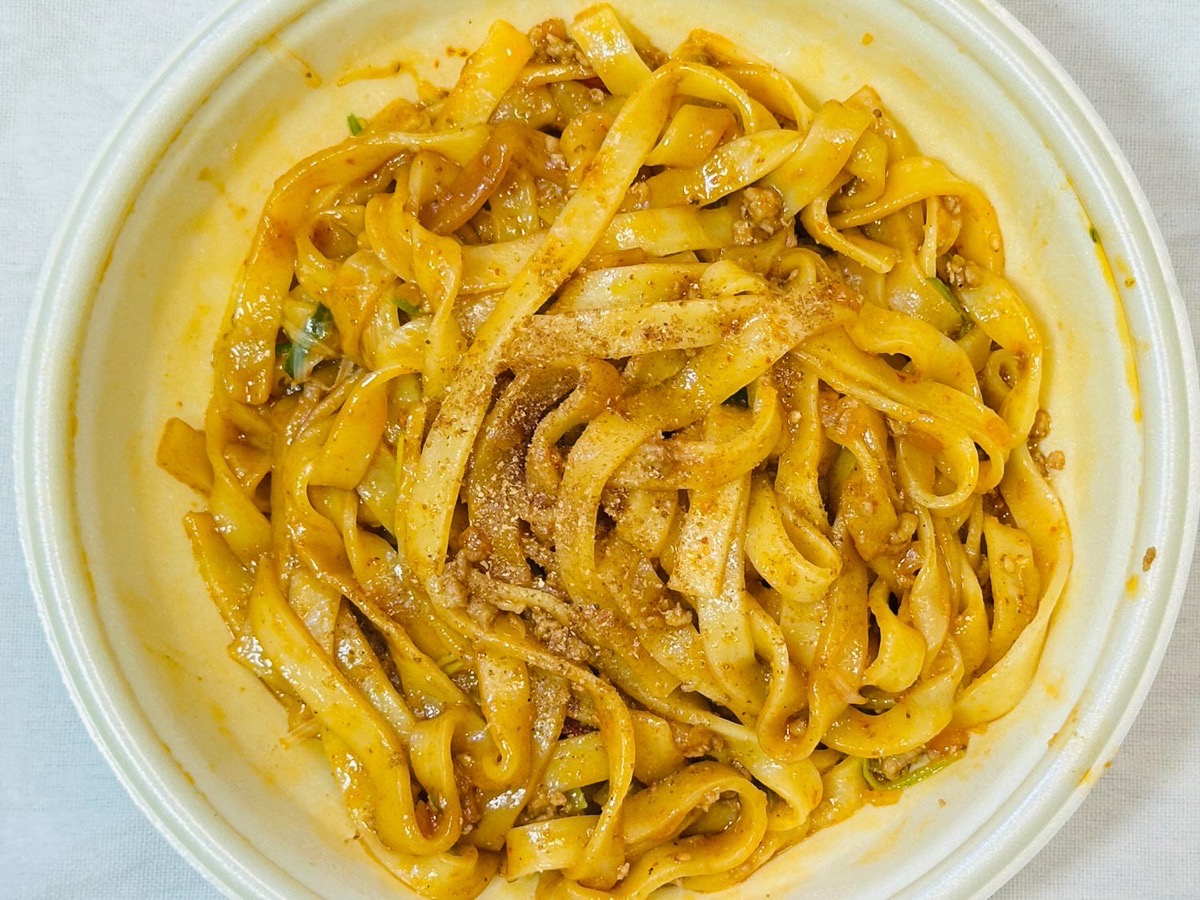 セブンイレブン 炎の汁なし麻辣麺 平打ち麺仕立て 026.