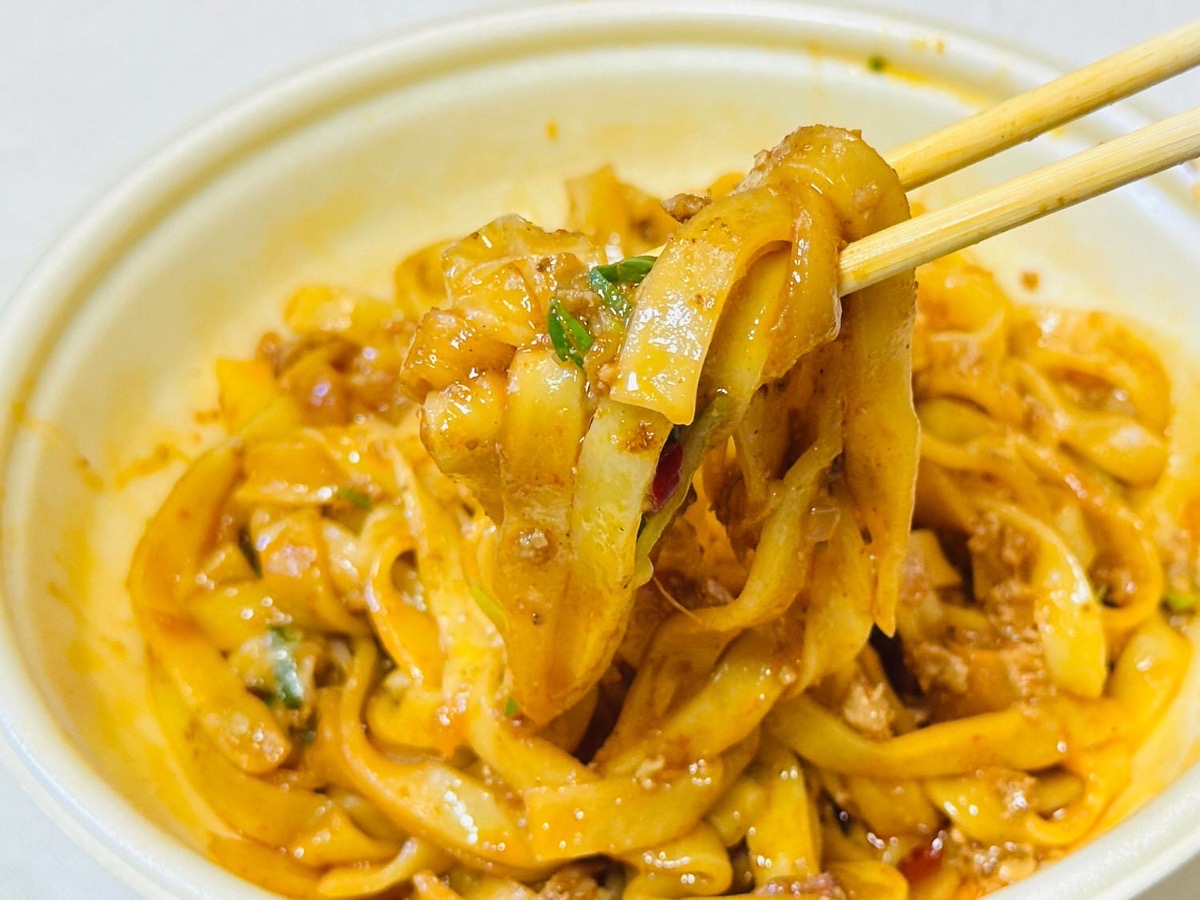 セブンイレブン 炎の汁なし麻辣麺 平打ち麺仕立て 029.