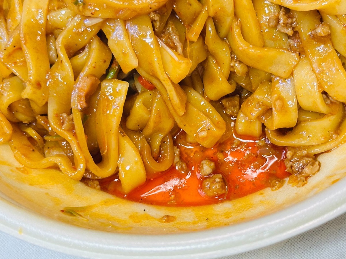 セブンイレブン 炎の汁なし麻辣麺 平打ち麺仕立て 030.