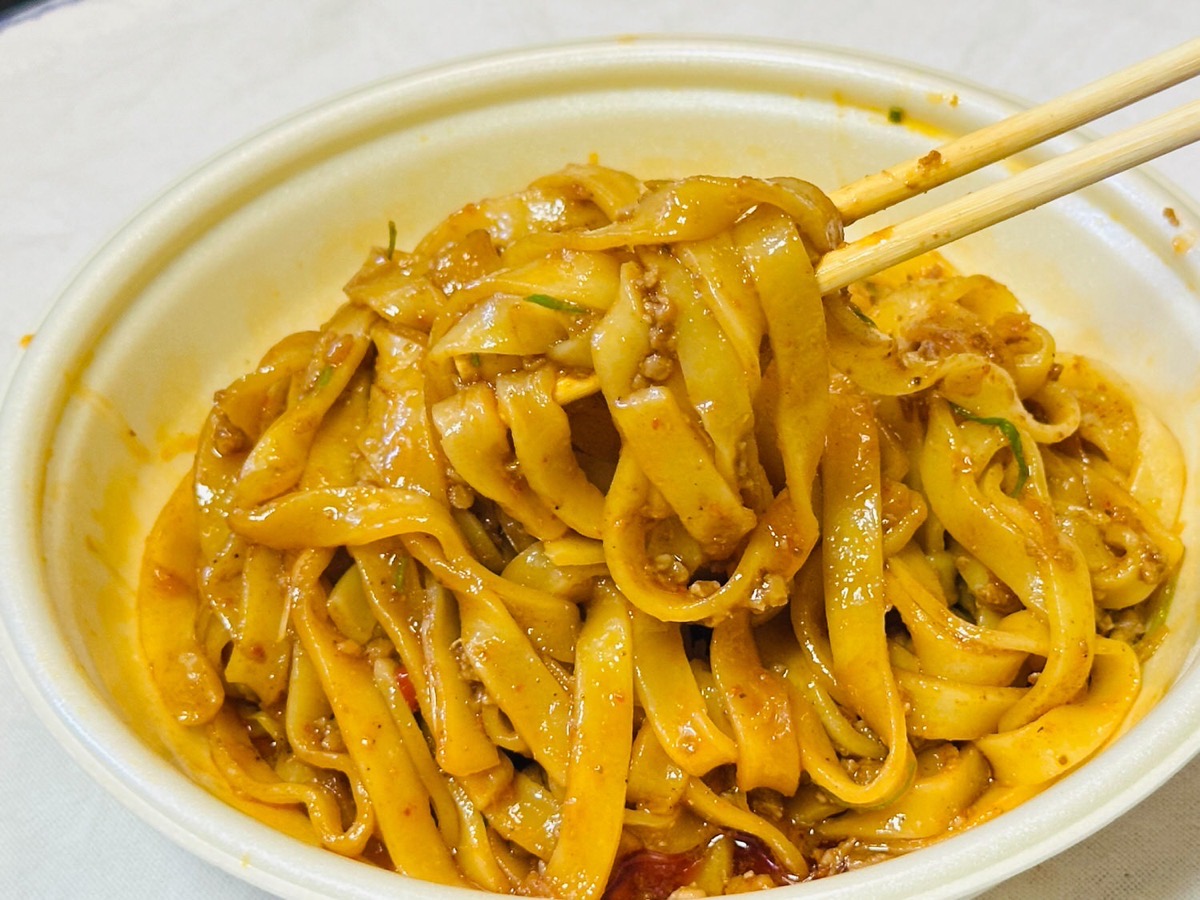 セブンイレブン 炎の汁なし麻辣麺 平打ち麺仕立て 034.