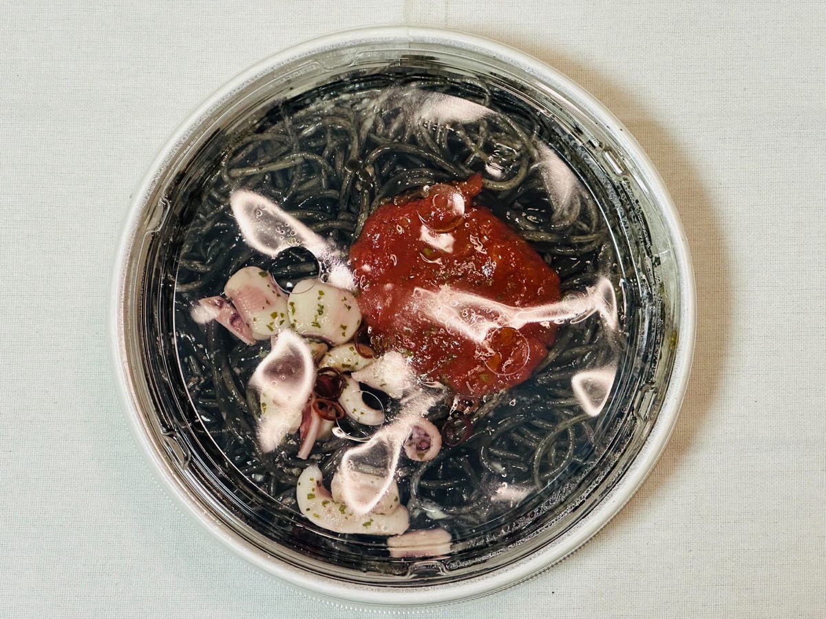 711-yami-ikasumi-010.jpg セブンイレブン ヤミ闇やみつき イカ墨パスタ 010.