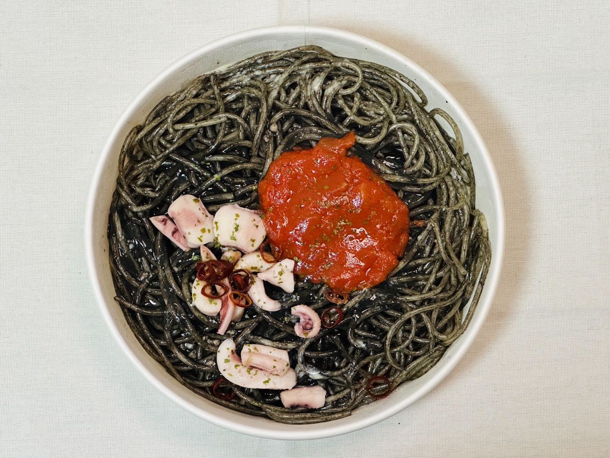 711-yami-ikasumi-012.jpg セブンイレブン ヤミ闇やみつき イカ墨パスタ 012.