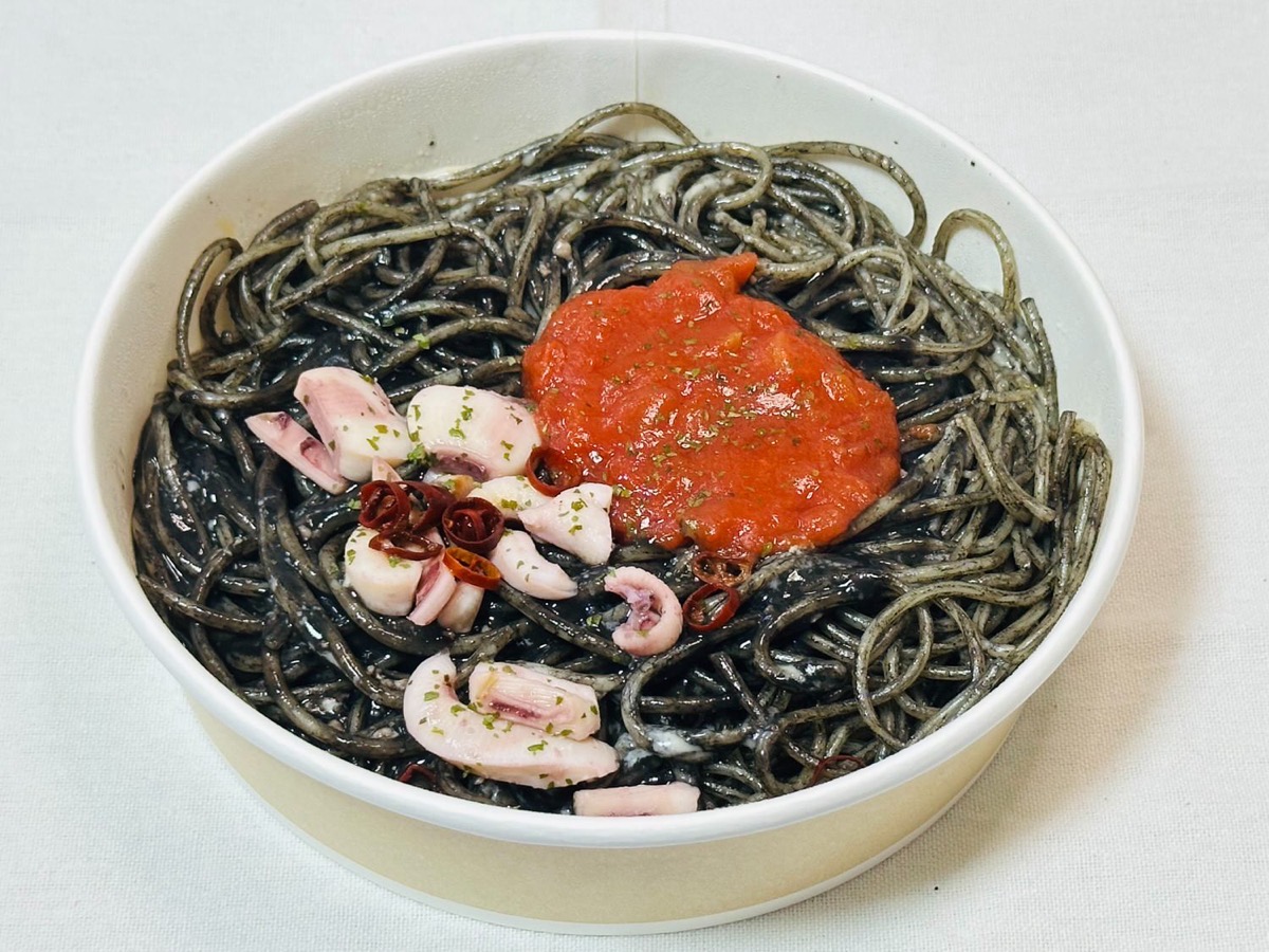 711-yami-ikasumi-016.jpg セブンイレブン ヤミ闇やみつき イカ墨パスタ 016.