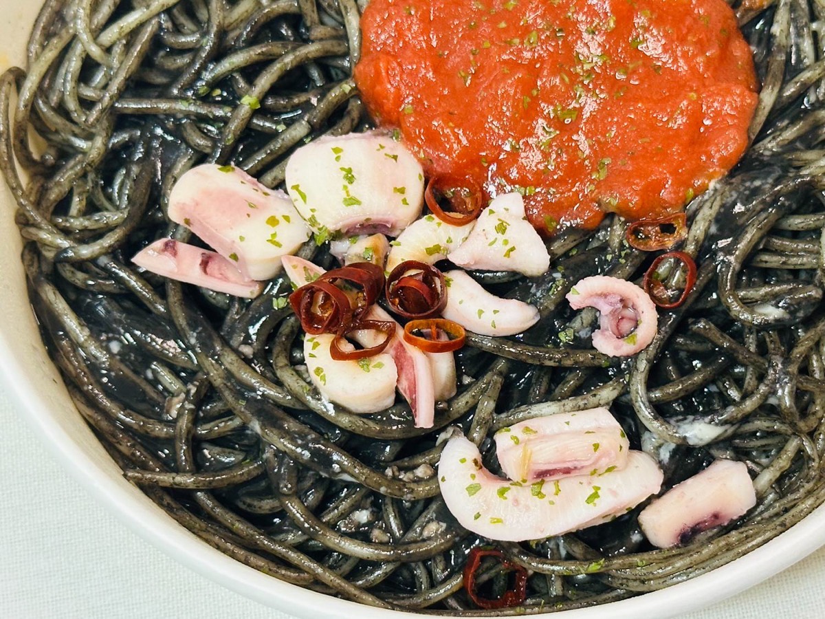 711-yami-ikasumi-018.jpg セブンイレブン ヤミ闇やみつき イカ墨パスタ 018.